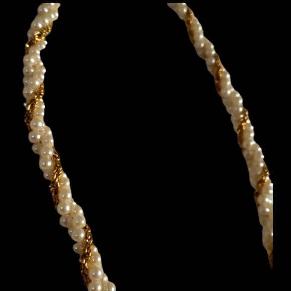 White Faux Twisted Seed Pearl Necklace & Gold Tone Chain Accent Threaded . - Picture 4 of 9
